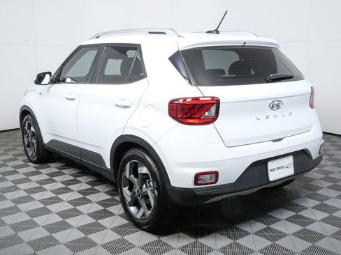 Used 2023 Hyundai Venue SEL image 25
