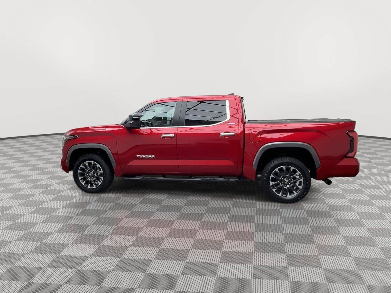 Used 2025 Toyota Tundra Limited AWD/4WD image 37