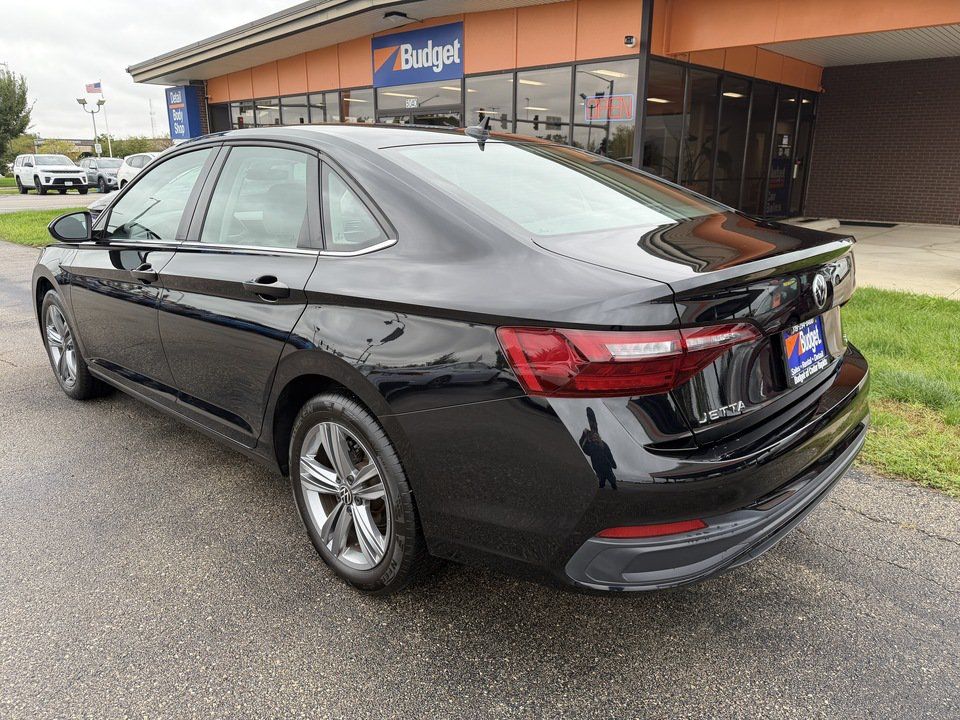 Used 2024 Volkswagen Jetta SE FWD image 3