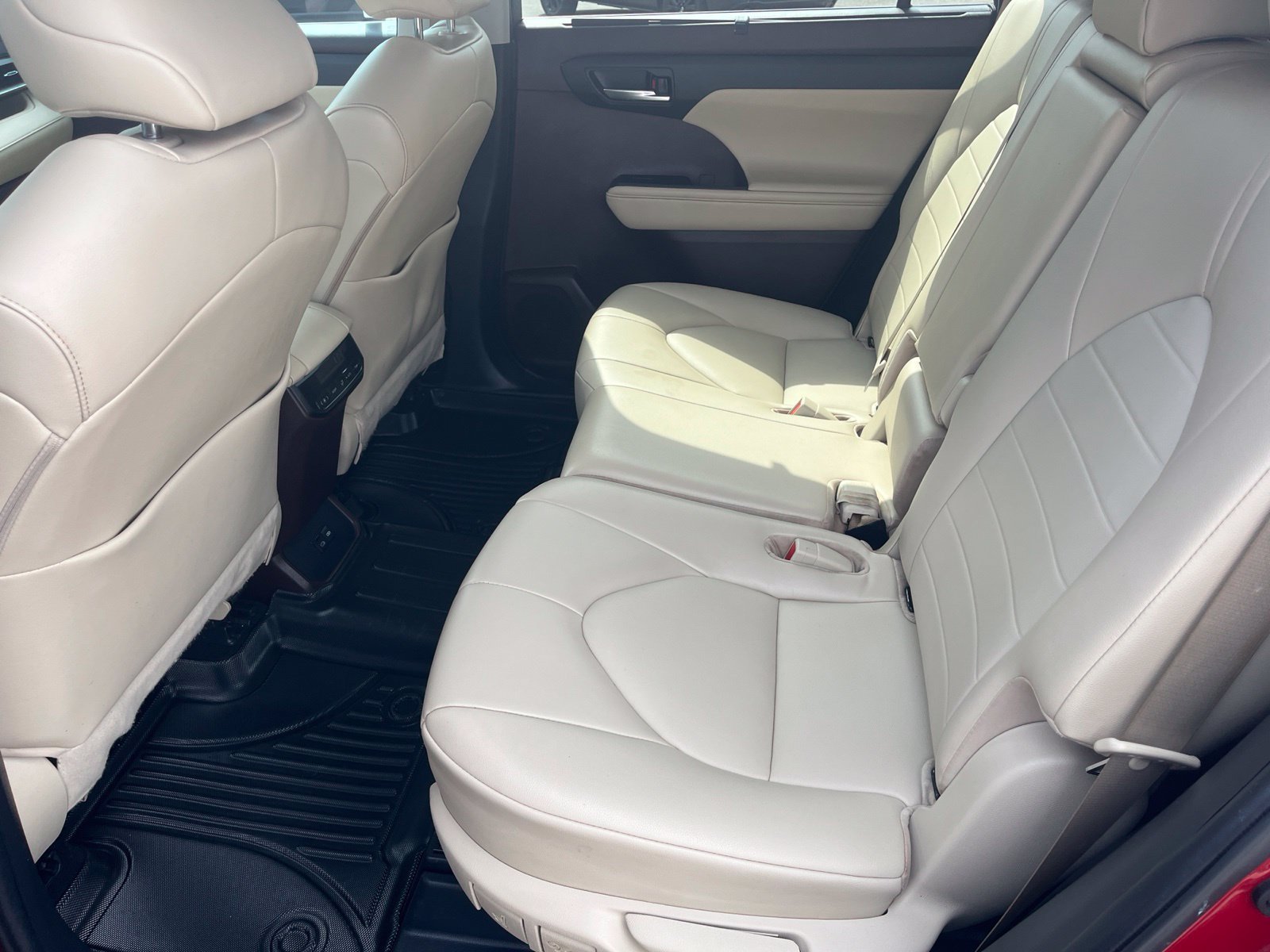 Used 2022 Toyota Highlander XLE FWD image 14