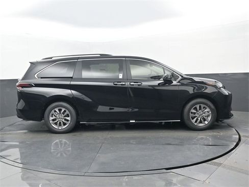 New 2026 Toyota Sienna XLE image 2