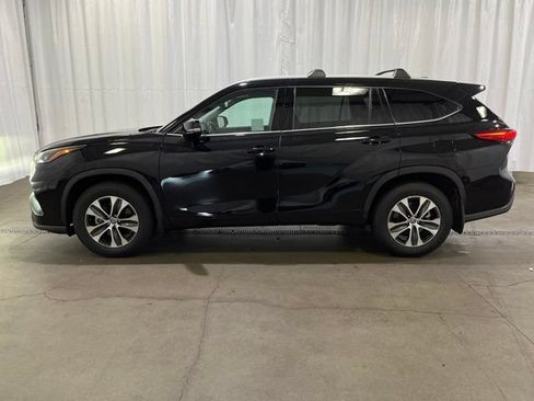 Used 2022 Toyota Highlander XLE AWD/4WD image 6