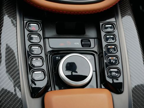 Used 2022 Aston Martin DBX image 29