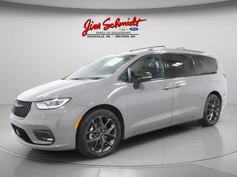 Used 2025 Chrysler Pacifica Limited FWD image 2