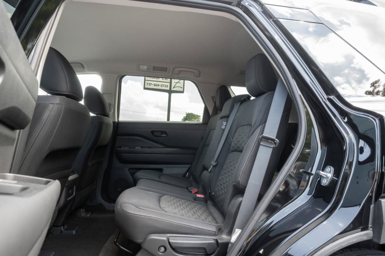 Used 2024 Nissan Pathfinder SV w/ Black Appearance Package AWD/4WD image 18