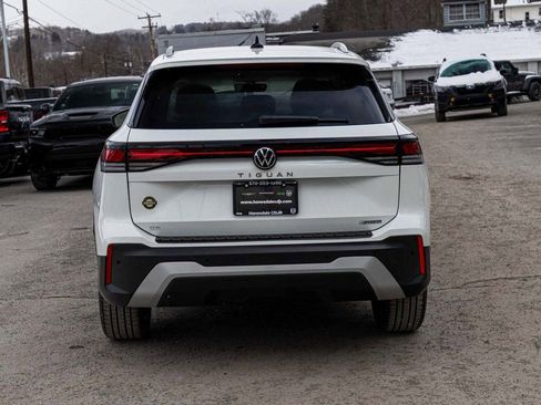 Used 2025 Volkswagen Tiguan SE AWD/4WD image 5