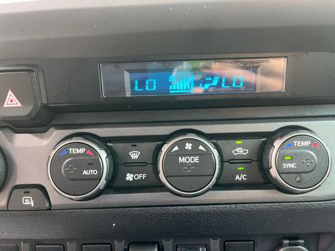 Used 2021 Toyota Tacoma TRD Sport w/ Technology Package AWD/4WD image 19
