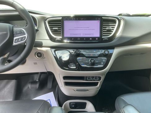 Used 2024 Chrysler Pacifica Touring-L FWD image 11
