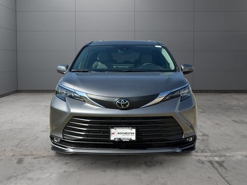 Used 2026 Toyota Sienna XLE AWD/4WD image 8