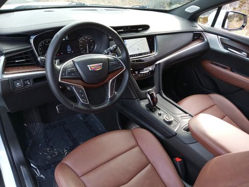 Used 2025 Cadillac XT5 Sportv w/ LPO, Red Accent Package image 13