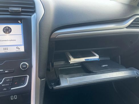 Used 2019 Ford Fusion SE image 21