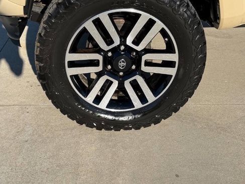 Used 2016 Toyota Tacoma SR5 w/ SR5 Appearance Package (SN) image 11