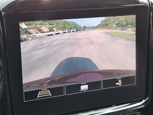 Used 2021 Chevrolet Traverse LT FWD image 18