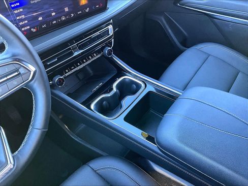 Used 2025 Chevrolet Traverse LT image 20