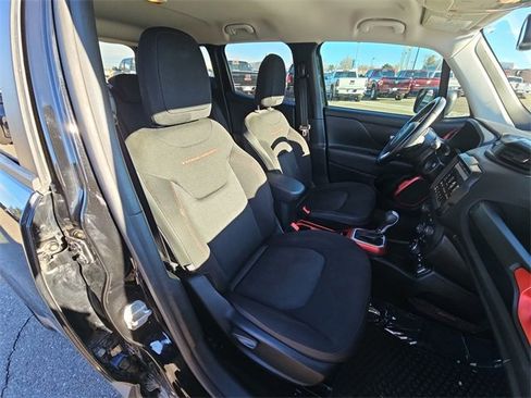 Used 2018 Jeep Renegade Trailhawk w/ UConnect 8.4 Nav Group image 17