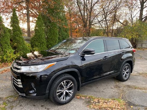 Used 2019 Toyota Highlander LE image 1