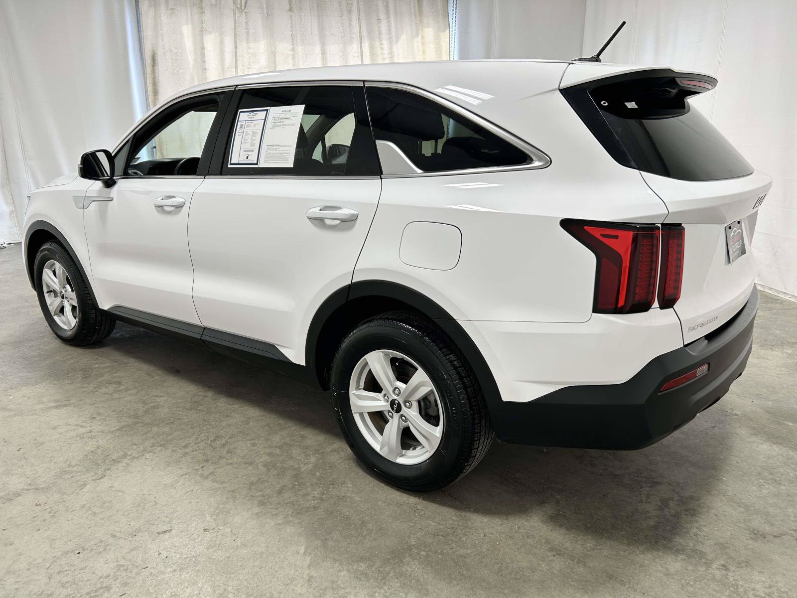 Used 2023 Kia Sorento LX FWD image 4