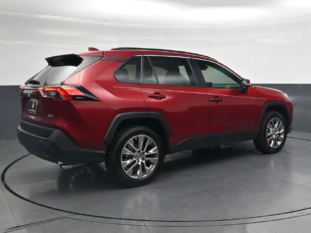 Used 2020 Toyota RAV4 XLE Premium FWD image 4