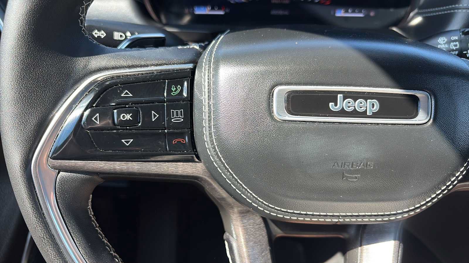 Used 2023 Jeep Grand Cherokee Overland AWD/4WD image 14