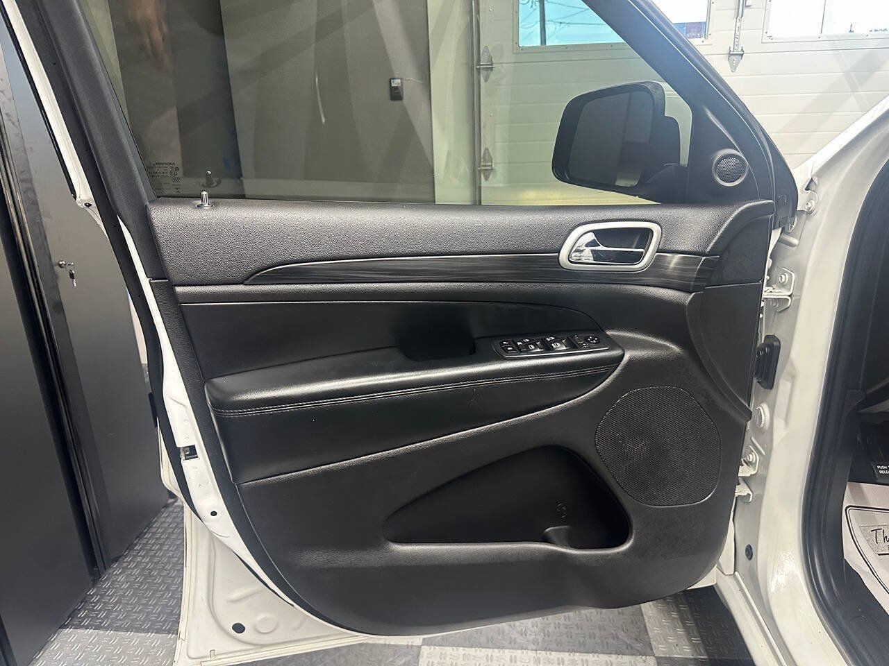 Used 2019 Jeep Grand Cherokee Altitude AWD/4WD image 16