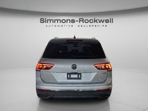 Used 2023 Volkswagen Tiguan SE w/ Panoramic Sunroof Package image 6