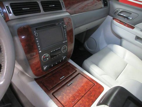 Used 2013 Chevrolet Tahoe LTZ AWD/4WD image 18