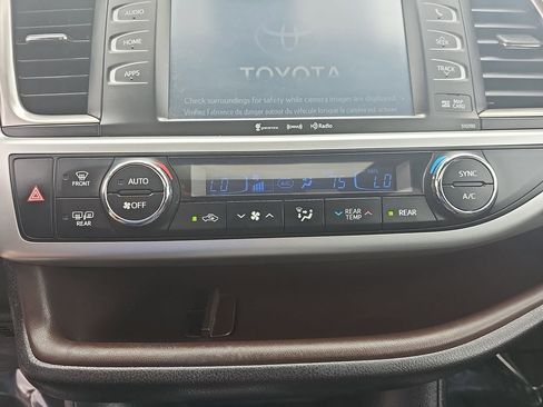 Used 2019 Toyota Highlander XLE AWD/4WD image 27