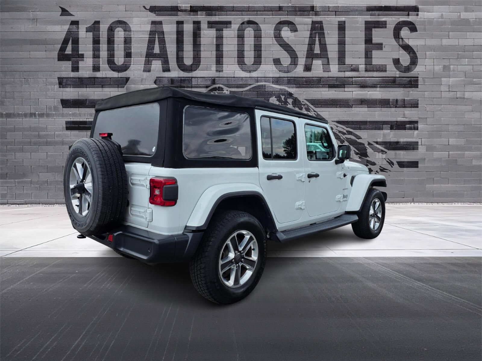 Used 2018 Jeep Wrangler Unlimited Sahara AWD/4WD image 3