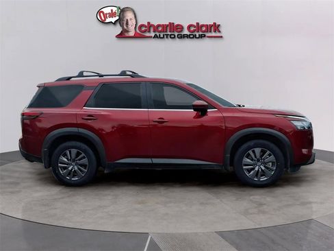 Used 2024 Nissan Pathfinder SV image 6