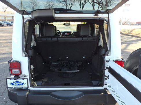 Used 2015 Jeep Wrangler Unlimited Sahara image 28