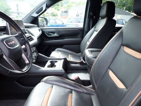 Used 2024 GMC Yukon XL AT4 w/ Technology Package AWD/4WD image 11