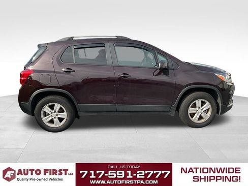 Used 2022 Chevrolet Trax LT w/ Premium Seat Package AWD/4WD image 3