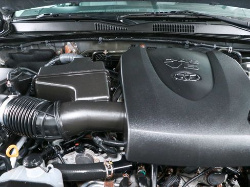 Used 2017 Toyota Tacoma SR5 AWD/4WD image 30