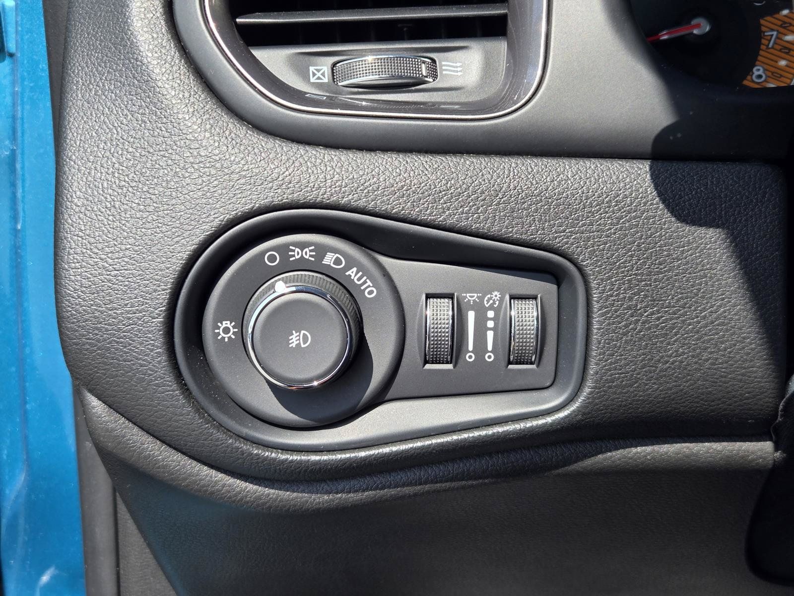 Used 2022 Jeep Renegade Latitude AWD/4WD image 21