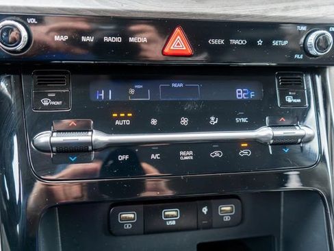 Used 2024 Kia Carnival EX FWD image 34