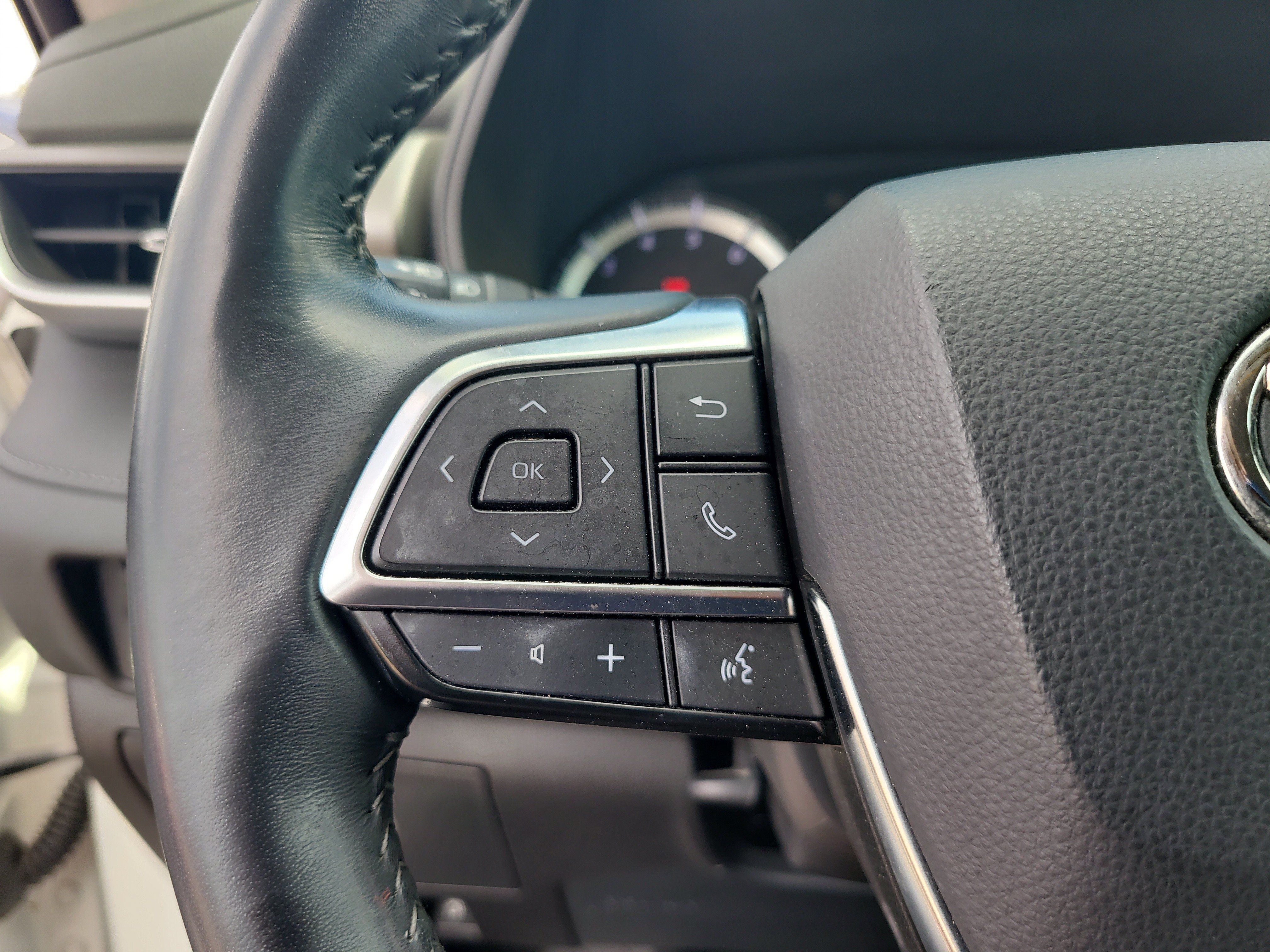 Used 2021 Toyota Highlander LE FWD image 27