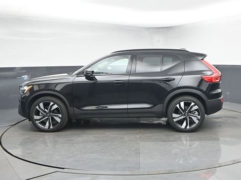 Used 2024 Volvo XC40 B5 Plus w/ Climate Package image 5