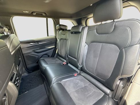 Used 2024 Jeep Grand Cherokee Altitude AWD/4WD image 18