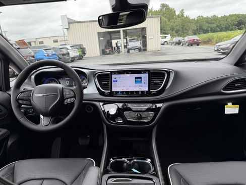 New 2026 Chrysler Pacifica Limited w/ S Appearance Package image 16
