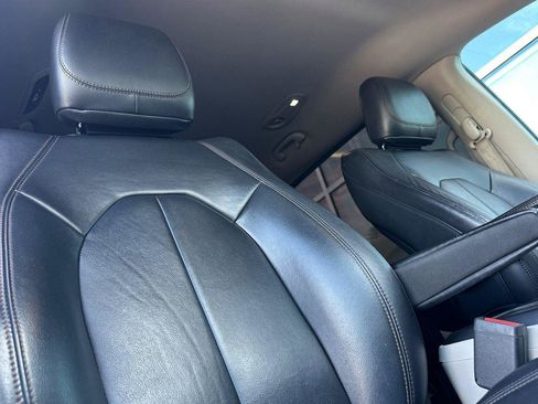 Used 2017 Chrysler Pacifica Touring-L image 18