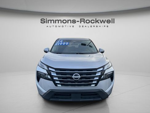 Used 2024 Nissan Rogue SV image 2