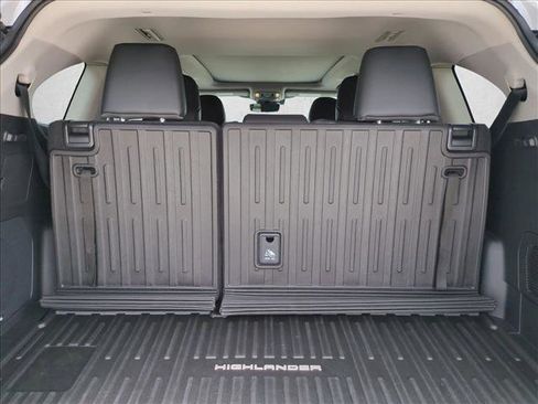 Used 2023 Toyota Highlander Platinum FWD image 6