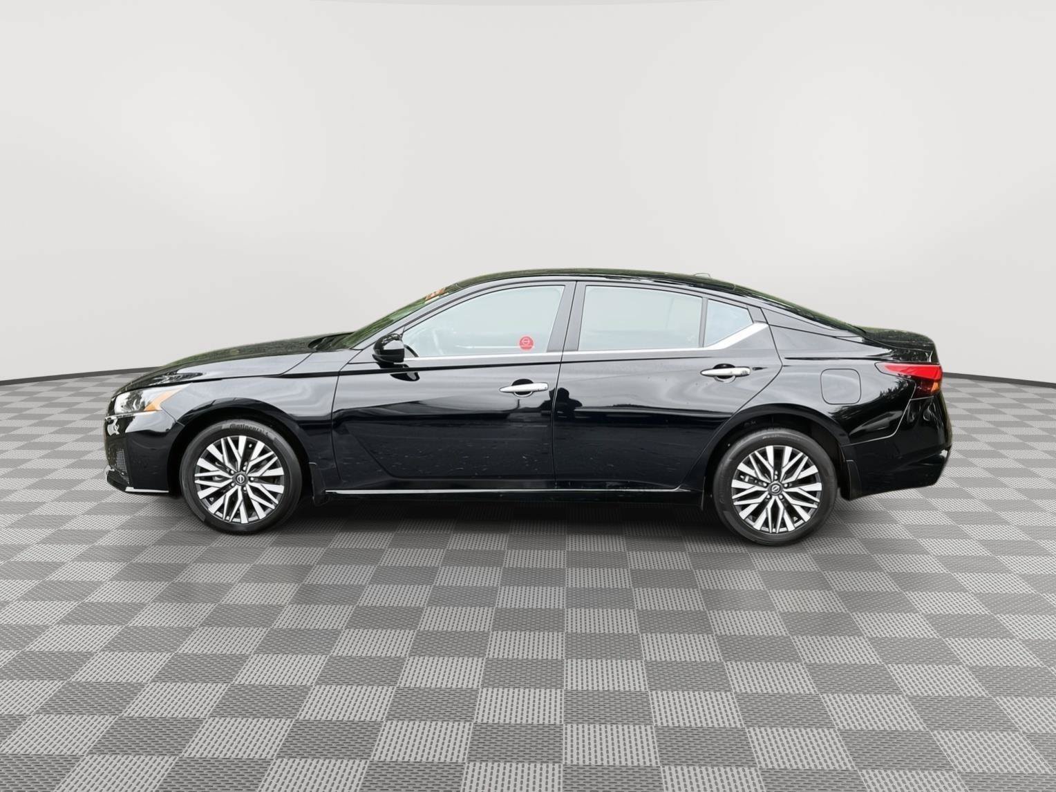 Used 2023 Nissan Altima 2.5 SV w/ SV Premium Package AWD/4WD image 7
