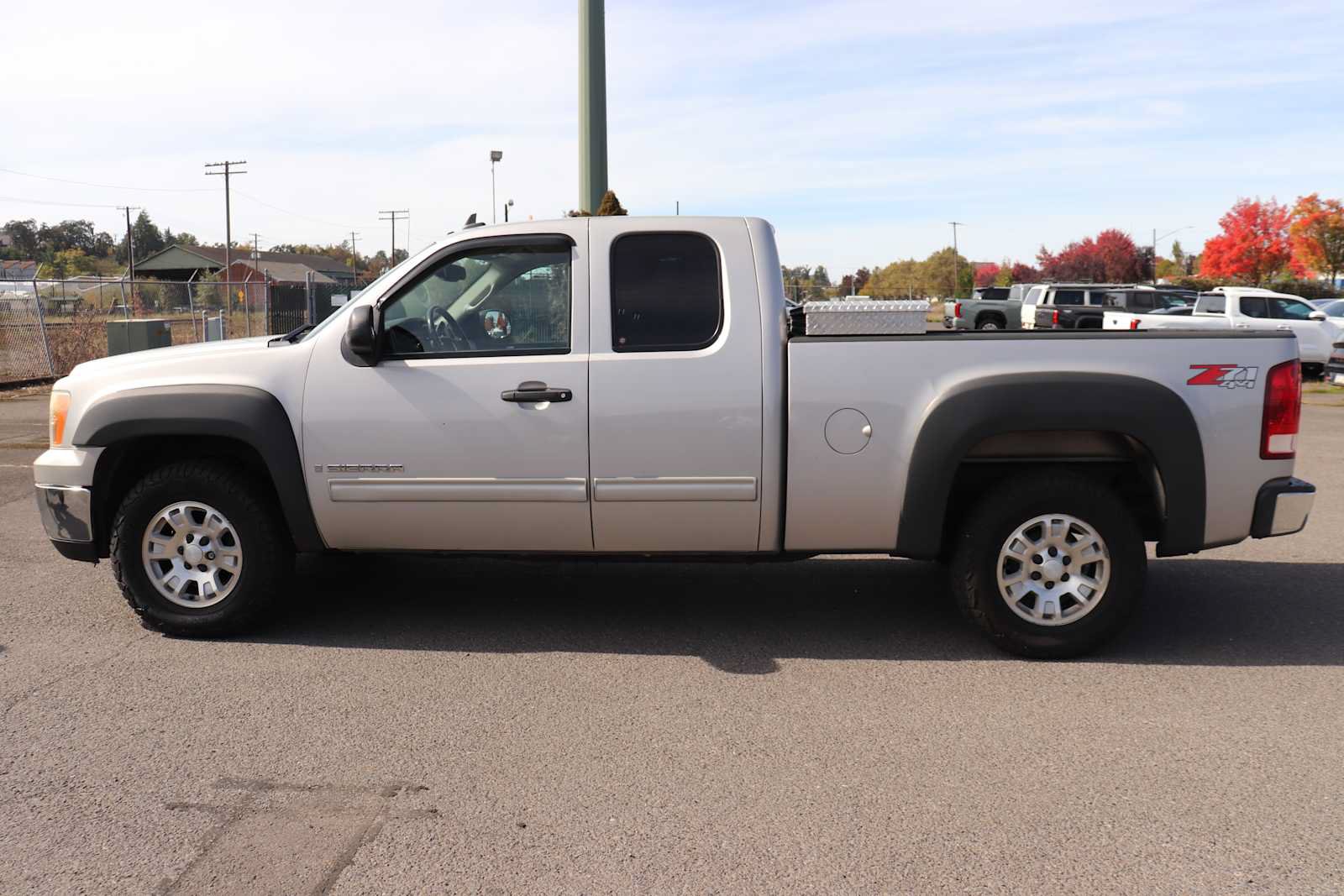 Used 2008 GMC Sierra 1500 SLE w/ Z71 Off-Road Package AWD/4WD image 4