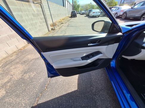 Used 2025 Nissan Altima 2.5 SV image 12