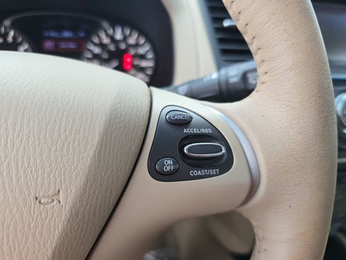 Used 2014 Nissan Pathfinder SV AWD/4WD image 18