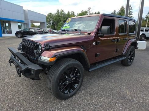 Used 2024 Jeep Wrangler Unlimited Sahara w/ Technology Group AWD/4WD image 3
