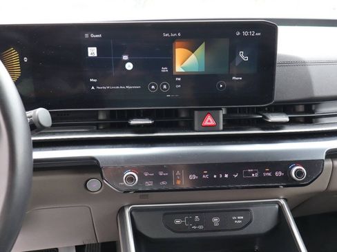 Used 2025 Kia Carnival FWD image 9
