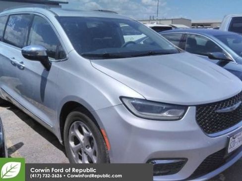 Used 2023 Chrysler Pacifica Limited FWD image 4