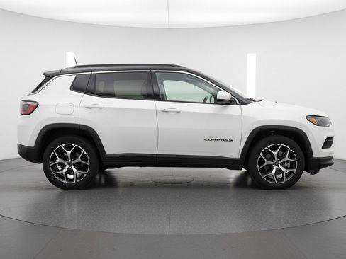 Used 2025 Jeep Compass Limited image 11